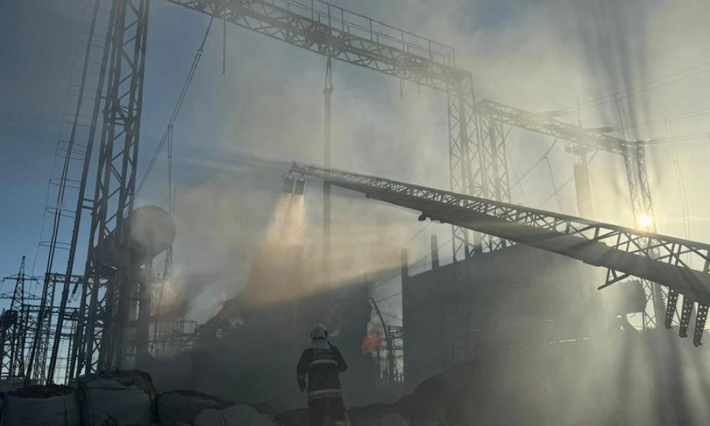 Σφυροκόπημα της Ρωσίας στο ενεργειακό δίκτυο της Ουκρανίας την Ημέρα της Νίκης - Ζελένσκι: «Ο νέος ναζισμός έχει αυτή τη φορά ετικέτα Made in Russia» (Βίντεο)